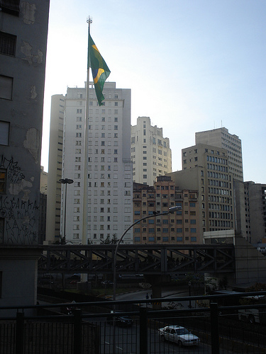 Bandeira de volta à praça