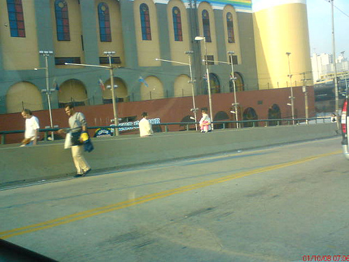 Desfile perigoso no viaduto