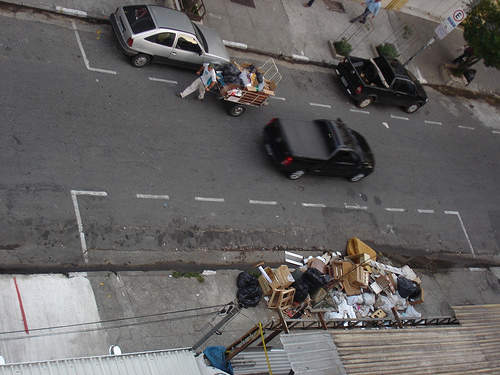 Calçada vira lixão