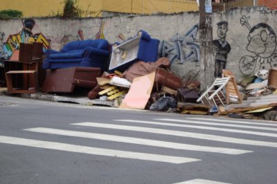 Entulho na Pedro Soares