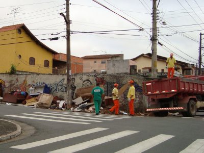 Prefeitura recolhe entulho