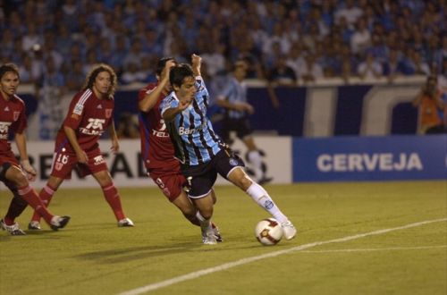 Jonas luta em mais um ataque do Grêmio