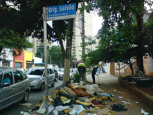 Entulho na calçada