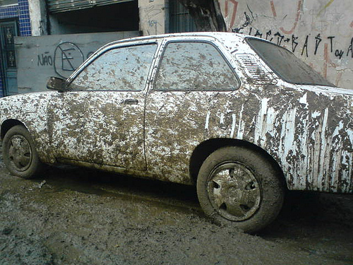 Carro após enchente