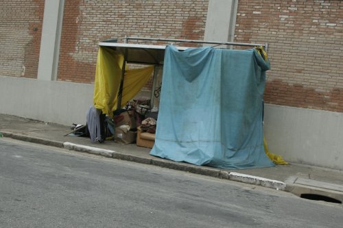 Abrigo de ônibus e gente