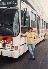 Solange em um dos primeiros ônibus com porta à esquerda