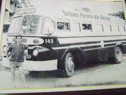 José posa ao lado de um modelo Caio