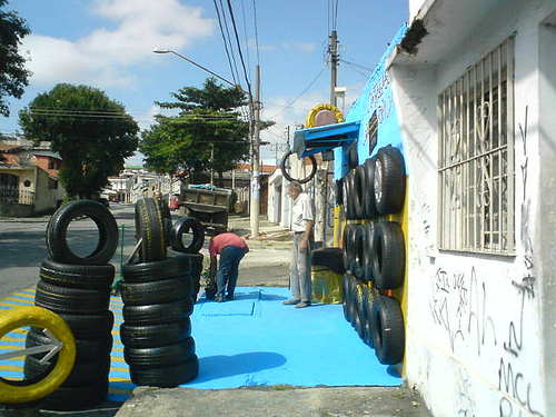 Borracharia ocupa calçada