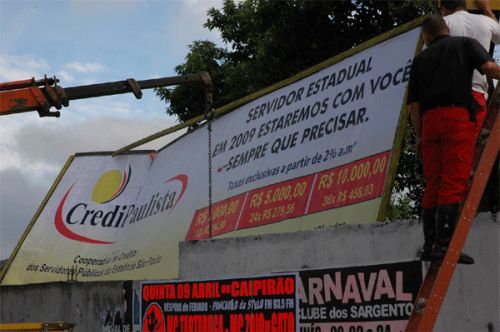 Reprodução de imagem da Revista Circuito sobre retirada de outdoors em Cotia