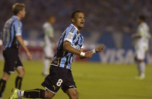 Souza marcou dois e um foi um golaço