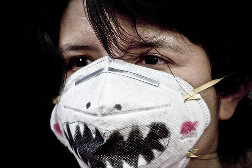 Máscara para proteger da gripe é exagero, no Brasil