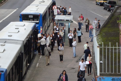 Passageiros se espremem para pegar ônibus (Foto: Marcos Paulo Dias)