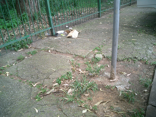 Buracos na Praça Cidade de Milão