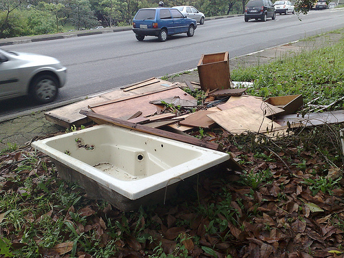 Banheira de hidro no lixo