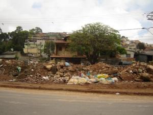 Sujeira e entulho no portão do piscinão do Jd. Alto da Boa Vista, em Mauá