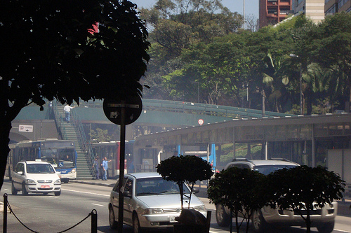 Carros e ônibus poluem nossas vidas