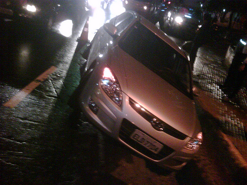 Carro é engolido em cratera da Gabriel