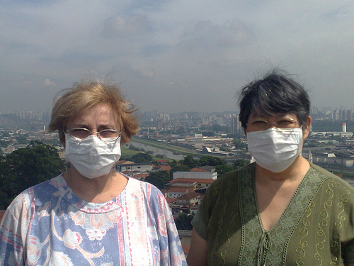 Moradoras tampam rosto contra mau cheiro do Pinheiros