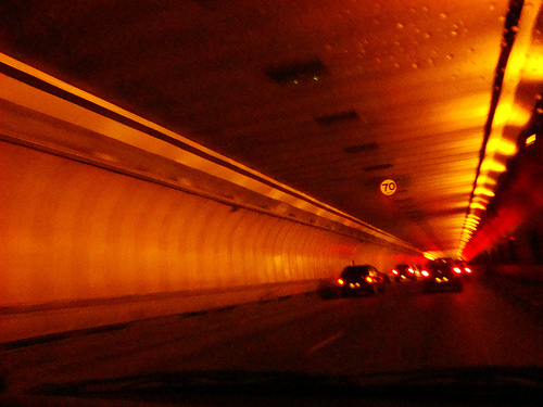 Iluminação precária do Tunel Ayrton Senna