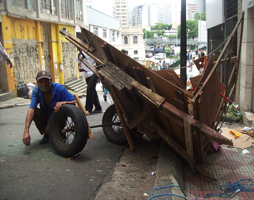 Carroceiro com carrinho quebrado