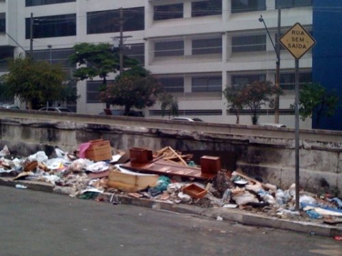 Entulho no Pacaembu - Sem saída, por Pétria Chaves