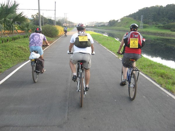 Ciclistas testam faixa na Marginal (Foto: Andre Pasqualini)