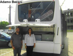Ieda Maria Alves de Oliviera ao lado do colega José Antônio do Nascimento, da Eletra Ieda Maria Alves de Oliviera ao lado do colega José Antônio do Nascimento, da Eletra