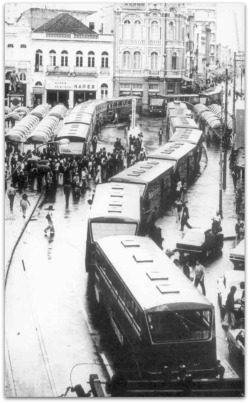 Inauguração do sistema segregado de Curitiba, inovação que foi exemplo para o mundo.