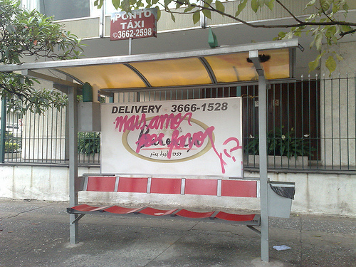 Ponto de ônibus pichado