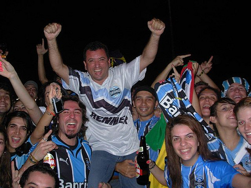 Fernando Carvalho caiu nos braços da torcida gremista