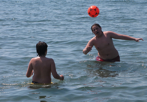 Meninos brincam na praia
