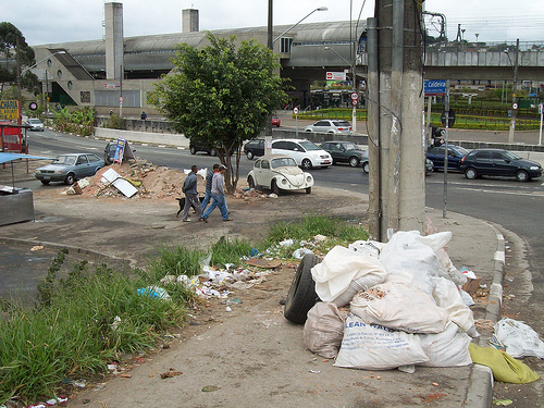 Entulho no metrô Capão Redondo