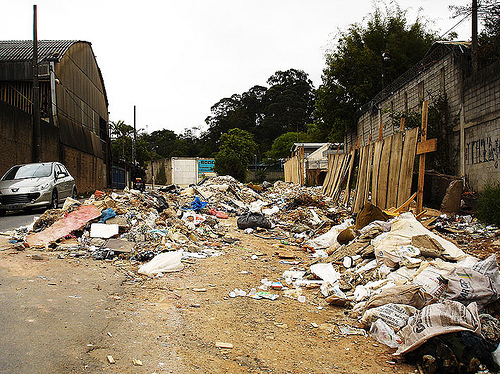 Lixo interrompe avenida