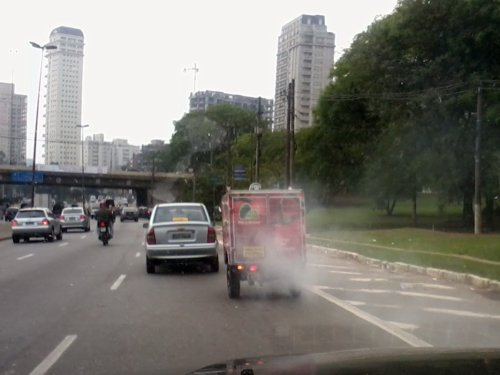 Moto usa cortina de fumaça