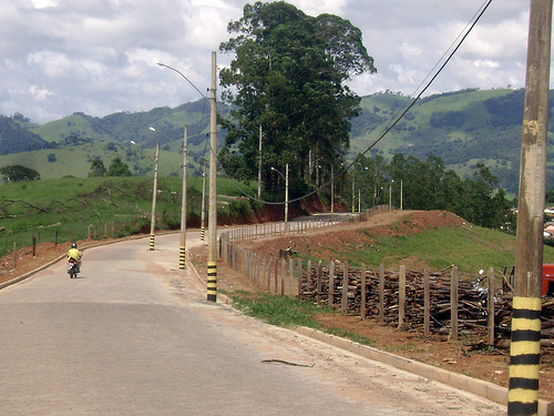 Poste no meio do caminho
