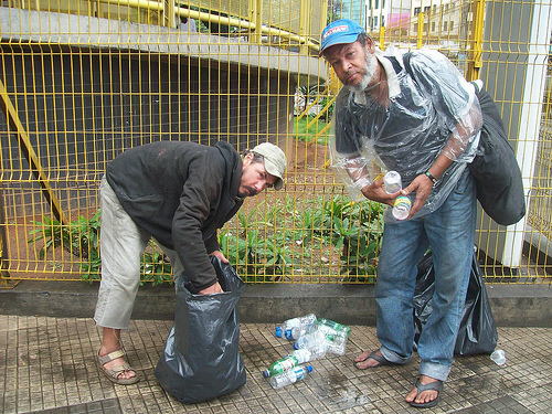 Homens vivem do lixo