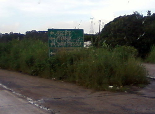 Rabiscos na placa de trânsito