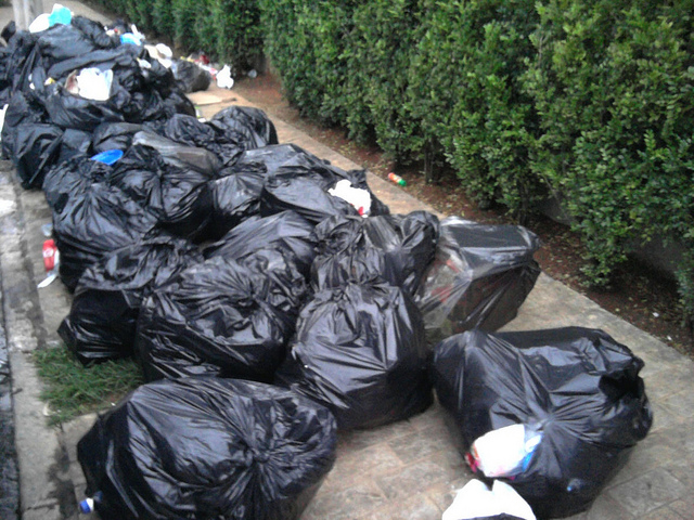 Lixo na porta do prédio