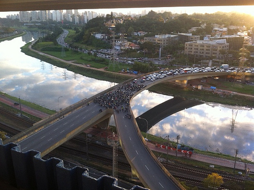 Motoboys paralisam ponte