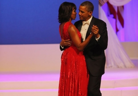 NOT-obama-danca-com-michelle-em-festa-da-posse-primeira-dama-arrasa-com-vestido-vermelho1358857282_460_322