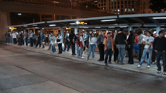 Ônibus atrasado, passageiro no ponto