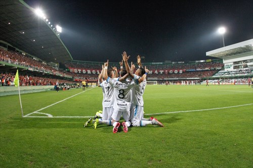 Time comemora o gol da vitória em Curitiba (foto Portal Grêmio.net)