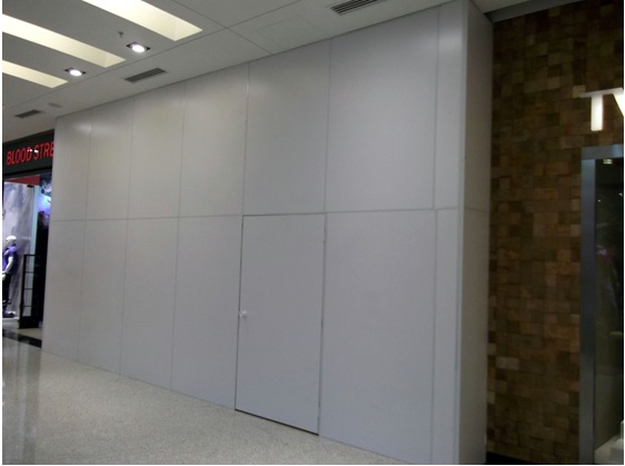 Tapumes em lugar de  vitrines nas lojas de shopping