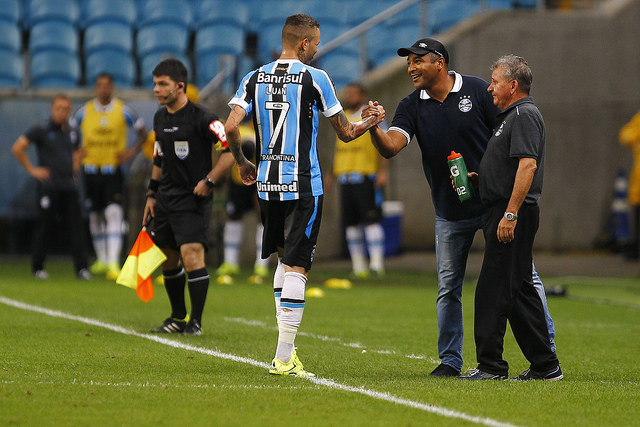 Luan comemora com Roger o gol da vitória (álbum Flickr do Grêmio Oficial)