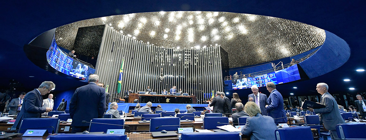 Presidente do Senado Federal, senador Eunício Oliveira, conduz sessão deliberativa extraordinária