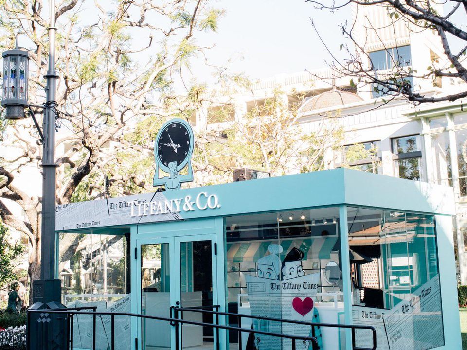 https---blogs-images.forbes.com-hylabauer-files-2018-01-Tiffany-Co.-Pop-Up-at-The-Grove-2-e1517327237770-1200x900