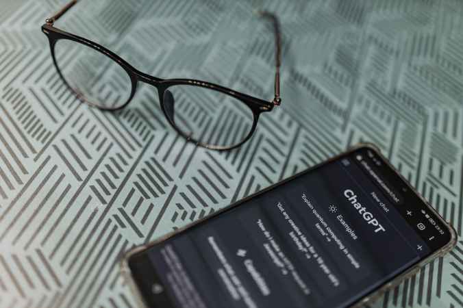 óculos, celular no app do chatgpt, inteligência artificial